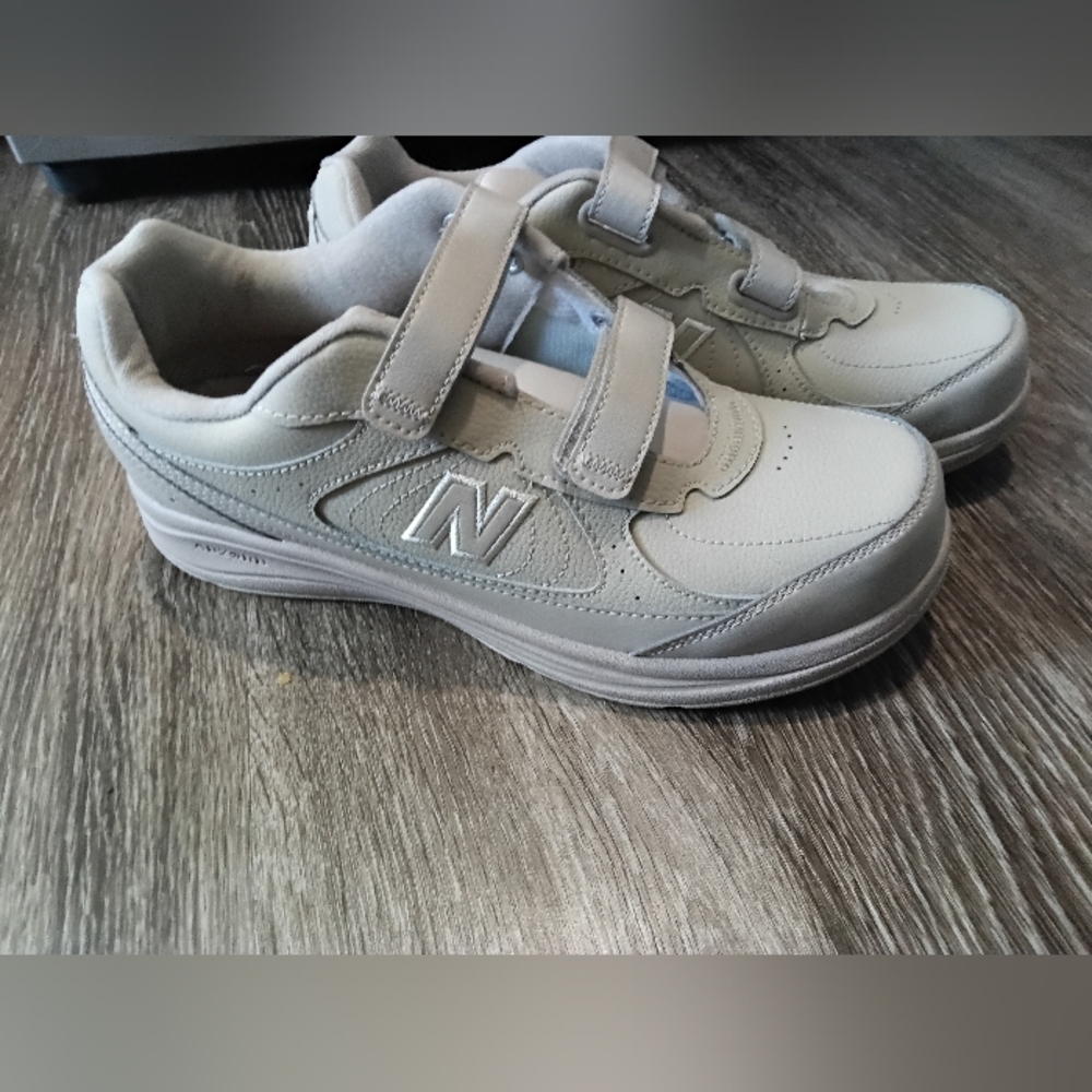 New Balance 577 Walking Shoes Women's size 12 men's size 10.5 Bone Leather Hook
